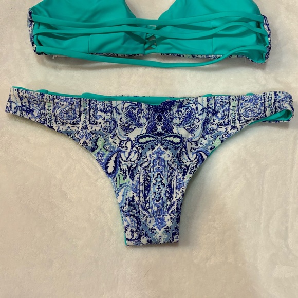 SHEIN Women’s Criss Cross Print Bikini Swimsuit Set - blue pattern, size M - Picture 8 of 9